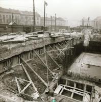 cca 1972 Budapest, a Moszkva téri metróállomás építésének dokumentációs felvételei, föld felett és f...