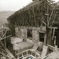 cca 1972 Budapest, a Moszkva téri metróállomás építésének dokumentációs felvételei, föld felett és f...