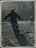 cca 1955 Ceglédi Vasutas Fotó Club pecsétjével jelzett vintage fotóművészeti alkotás (A grund lakói), az alkotócsoport vezetője Tóth István volt, aki később az Évszázad Fotóművésze címet is elnyerte, 23×17,5 cm