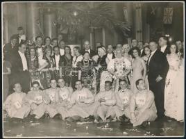 cca 1935 Photo Stemmer budapesti fényképész és fotóriporter pecsétjével jelzett vintage fotó (Rabosított fiatalemberek, felettük és mögöttük a rabtartóik - farsangi bál), ezüstzselatinos fotópapíron, sarkán törésvonal, 17,8x23,7 cm