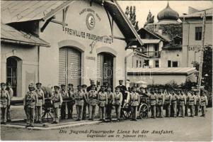 Lienz, Die Jugend-Feuerwehr Lienz bei der Ausfahrt, gegründet am 19. Jänner 1910., Haupt-Geräte-Haus Freiwillige Feuerwehr Lienz 1. Löschzug / young firefighter students