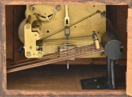 Petersen negyedütős Westminstert játszó kandallóóra. Felhúzó kulccsal, működik , oldalán kis sérülés...