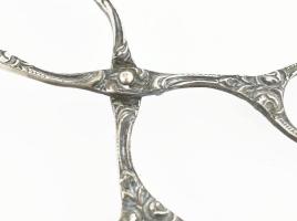 Cukorfogó áttört, plasztikus rózsa díszítéssel ezüst (Ag) 800-as finomságjellel 44 g 17 cm