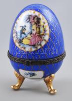 Limoges porcelán tojás formájú, historizáló jelenettel díszített, három lábon álló ékszertartó dobozka. Matricás, jelzett, minimális kopással, m: 12 cm