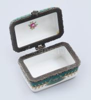 Limoges historizáló jelenettel díszített porcelán ékszertartó dobozka. Matricás, jelzett, minimális ...