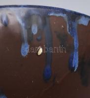 Iparművész kerámia dísztál. Színes mázakkal festett, jelzés nélkül, hátulján jelentéktelen lepattaná...