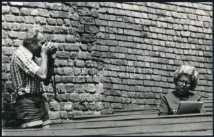 cca 1968 Bálint Tibor budapesti fotóművész felvétele (Témaválasztás), feliratozott vintage fénykép, ezüstzselatinos fotópapíron, 15,4x24 cm