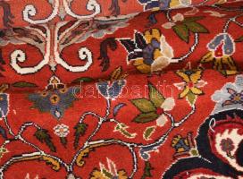 Török kézi csomózású szőnyeg, végénél egy szálon futó csomózási hibával / szálhúzódással, de összess...