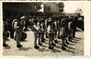 Kolozsvár, Cluj; Parajdi Levente Zenekar érkezése / arrival of the Paramilitary Youth music band from Praid. Fotofilm photo (fl)