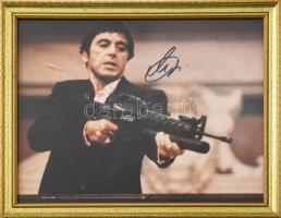 Al Pacino autográf aláírása A Scarface - A Sebhelyes arcú c. film őt ábrázoló filmrészleten. Üvegezett keretben, 22x28 cm