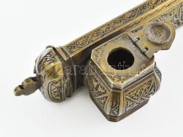 Antik indiai réz utazó írókészlet, tolltartó és tintatartó résszel, jó állapotban, h: 21,5 cm
