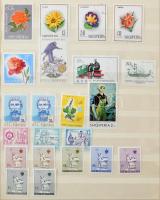 Több ezer spanyol, német, angol, gyarmati, osztrák, belga, cseh, ausztrál stb. bélyeg lapokon, sok klasszikussal, régivel