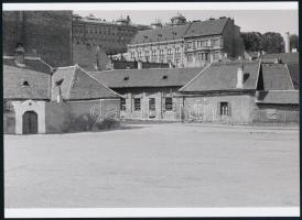 cca 1929 Budapest, Tabán, háttérben a királyi palota, 1 db modern nagyítás, jelzés nélkül, 15x21 cm