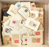 Kb 300 db magyar alkalmi bélyegzés kivágásokon az 1930-1960 közötti időszakból dobozban ömlesztve