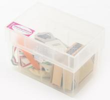 Kisebb műanyag doboznyi bolha tétel: porcelán cipőcske, sörnyitók, stb., doboz mérete: 15x10x9,5 cm