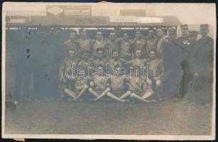 cca 1925 MÁV sportcsapat (labdarúgó?) csoportkép vasutas tisztekkel, a háttérben reklámokkal (Tungsram, Fabriczky Lipót konzervgyárai, Kovald fest-tisztít, stb.), fotó, hátoldalán ragasztás nyomaival, 17x11 cm