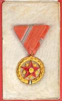 1957. "Szocialista Munkáért Érdemérem" zománcozott fém kitüntetés mellszalagon, Rákosi-címeres tokban T:AU patina NMK 604.