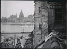 cca 1945 Budapest, villamos a Batthyány téren, 1 db modern nagyítás, jelzés nélkül, Kotnyek Antal (1921-1990) budapesti fotóriporter hagyatékából, 15x21 cm