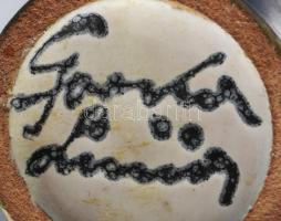 Gorka Lívia váza. Jelzett, szájánál repedéssel, m: 30 cm