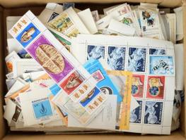 Modern blokkok, rengeteg bélyegnapi csík és bélyegek ömlesztve dobozban, hozzá 8 db Bélyegvilág a 2000-es évekből