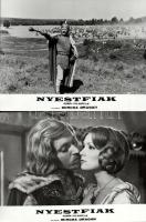 cca 1973 ,,Nyestfiak" című román kalandfilm jelenetei és szereplői, 19 db vintage produkciós filmfotó (vitrinfotó, lobbyfotó) ezüst zselatinos fotópapíron, a használatból eredő (esetleges) kisebb hibákkal, 18x24 cm