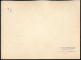 cca 1930 Bp., báli csoportkép, a háttérben reklámtáblákkal (Rosenberg Ernő, Berger Mór, Klein Manó c...