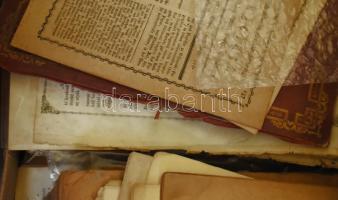 Egy nagy ládányi könyv és nyomtatvány töredék. Antikvárius által eltett, ritkább könyvek töredékei, ...