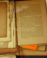 Egy nagy ládányi könyv és nyomtatvány töredék. Antikvárius által eltett, ritkább könyvek töredékei, ...