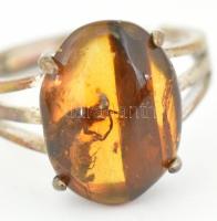 Gyűrű, borostyánkő berakással, benne rovar zárvánnyal