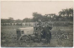 Temesújfalu, Temesvár-Újfalu, Neudorf; Gróf Zselénszky kastély, kert traktorral / castle, garden with tractor. photo (EK)