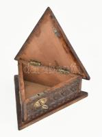 Tramp art háromszögletű faragott fadoboz. Kulccsal, 15x15x15 cm
