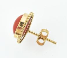 Arany (Au) 18K korallköves kerek fülbevalópár, jelzett, d: 1,2 cm, bruttó: 4,2 g