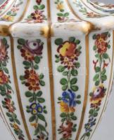 cca 1860-1880, Biedermeier porcelán italos palack. Kézzel festett, kopással, dugóján repedéssel, jel...