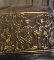 Moser stílusú váza, körbefutó relief jelenettel, jelzés nélkül, kopással, d: 10,5 cm, m: 9 cm