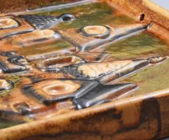 Városkép. Mázas kerámia falidísz, jelzés nélkül, pattogzással, 22x22 cm