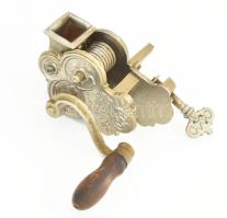 Jelzett antik német tésztakészítő. Fém, m: 18 cm