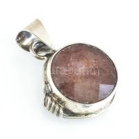 Ezüst(Ag) medál természetes gyökér rubinnal, jelzett, bruttó: 4,59 g