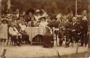 1914 Trencsénteplic, Trencianske Teplice; Fürdővendégek az étterem kertjében / spa guests in the restaurant&#039;s garden. photo (fl)