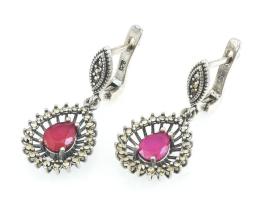 Ezüst(Ag) fülbevalópár szintetikus rubinnal, jelzett, h: 3,5 cm, bruttó: 7,7 g
