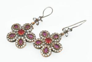 Ezüst(Ag) fülbevalópár szintetikus rubinnal, jelzett, h: 3,5 cm, bruttó: 16,1 g