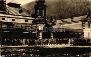 1915 Trencsénteplic, Trencianske Teplice; kénes hőforrások és iszapfürdők hadikórháza 1914-1915. évben, sebesültjeink a gyógyterem előtt / military hospital, injured soldiers in front of the spa