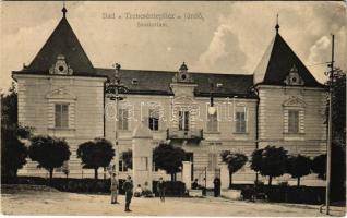 Trencsénteplic-fürdő, Kúpele Trencianske Teplice; szanatórium / sanatorium (apró lyukak / tiny pinholes)