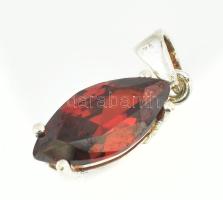 Ezüst(Ag) medál gránáttal, jelzett, h: 2,5 cm, bruttó: 2,7 g