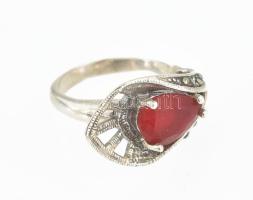 Ezüst(Ag) gyűrű szintetikus rubinnal, jelzés nélkül, méret: 48, bruttó: 4,5 g