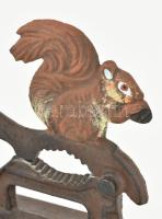 Antik diótörő, mókus figurával díszített, fa talapzaton, h: 19 cm