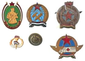 6db-os szocialista jelvény és gomb tétel, közte ~1952. Rákosi címeres mentős festett, bronz lemez felvarrható sapkajelvény (40x52mm) T:AU,XF az egyikről hiányzik a tű