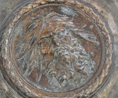 Neptunus tematikájú szervírozótál, asztalközép. Öblében pontsoros és mintasoros díszítéssel körbevet...