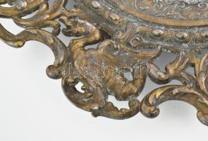 Neptunus tematikájú szervírozótál, asztalközép. Öblében pontsoros és mintasoros díszítéssel körbevet...