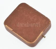 14K arany (Au) női zsebóra szép számlappal, működő szerkezettel d: 30 mm, br 20,7 g. díszdobozzal