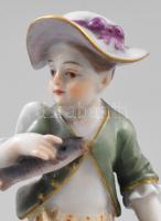 Meisseni halászó angyal (puttó) figura. Kézzel festett, jelzett, minimális kopással. 9 cm